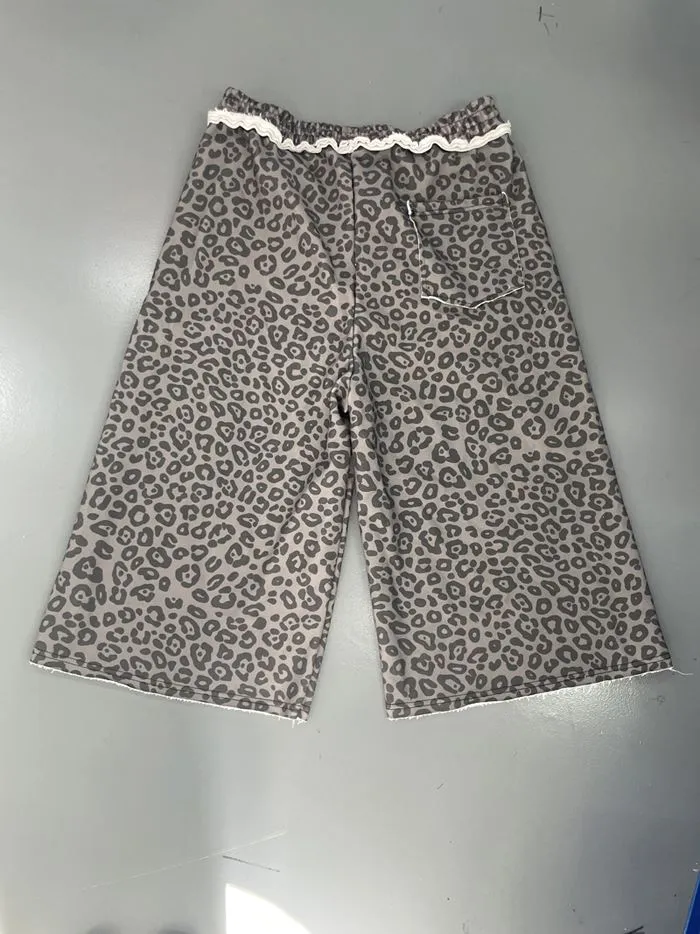 Engros OEM Bomullsshorts Grå Leopardtrykk Ruffled Culottes Elastisk midje Bredt ben Kornit DTG Print